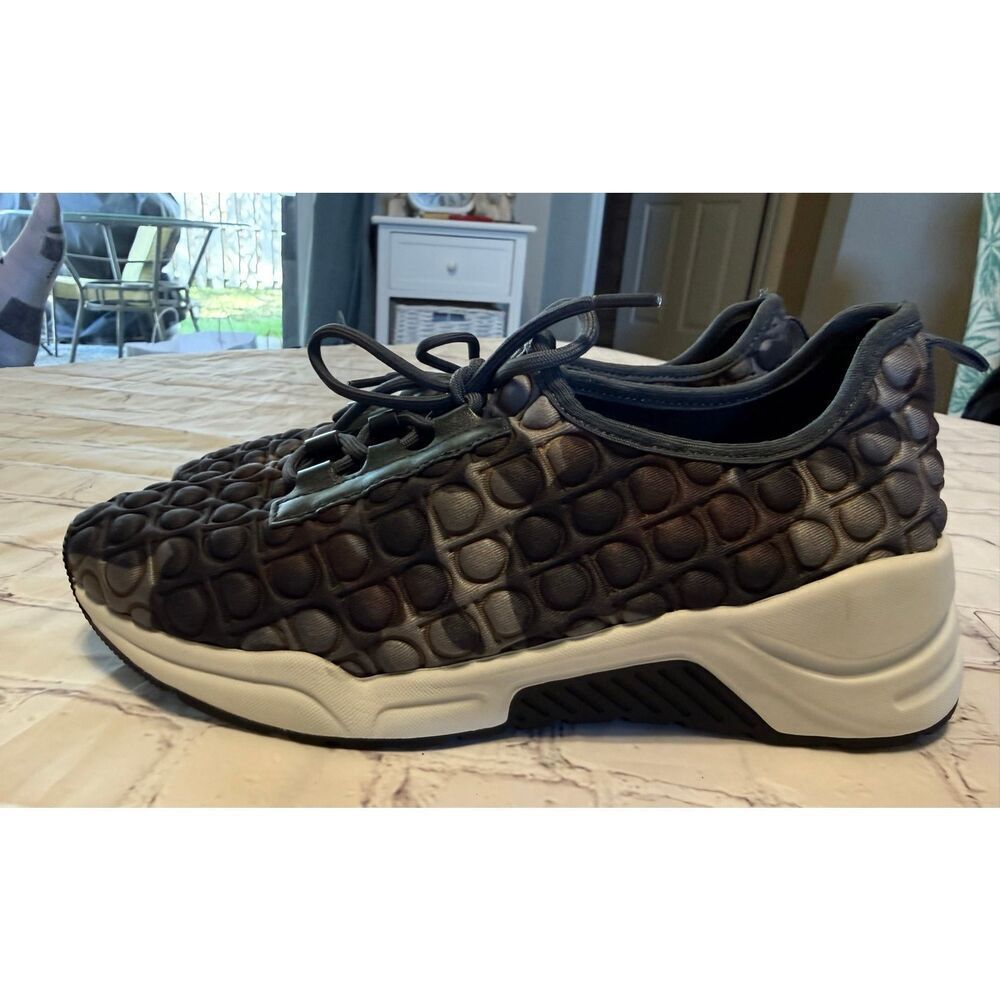 Linea Paolo Women's Size 6 Fashion Trainers Camo Bubble Fabric Sporty Athleisure - Picture 2 of 13